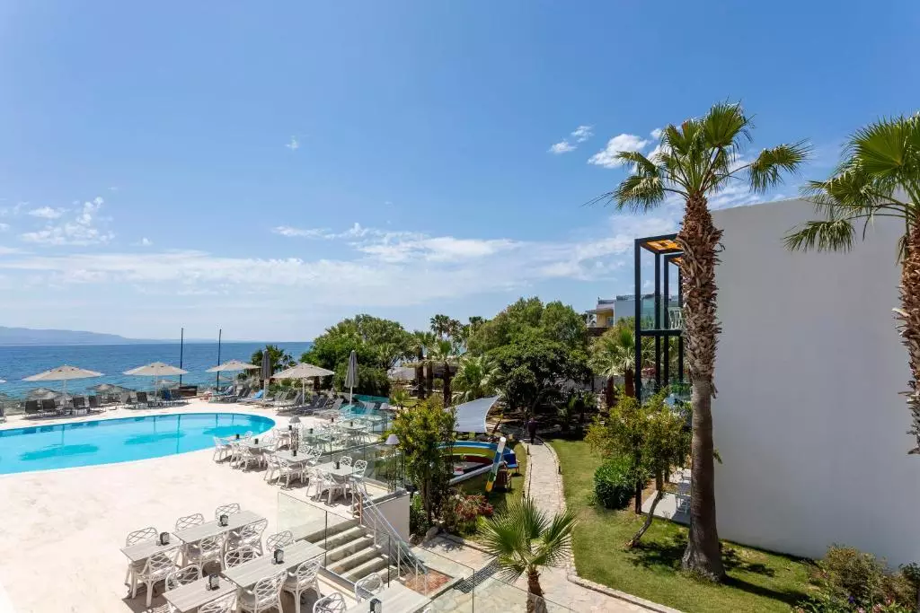 استخر هتل چارم بیچ